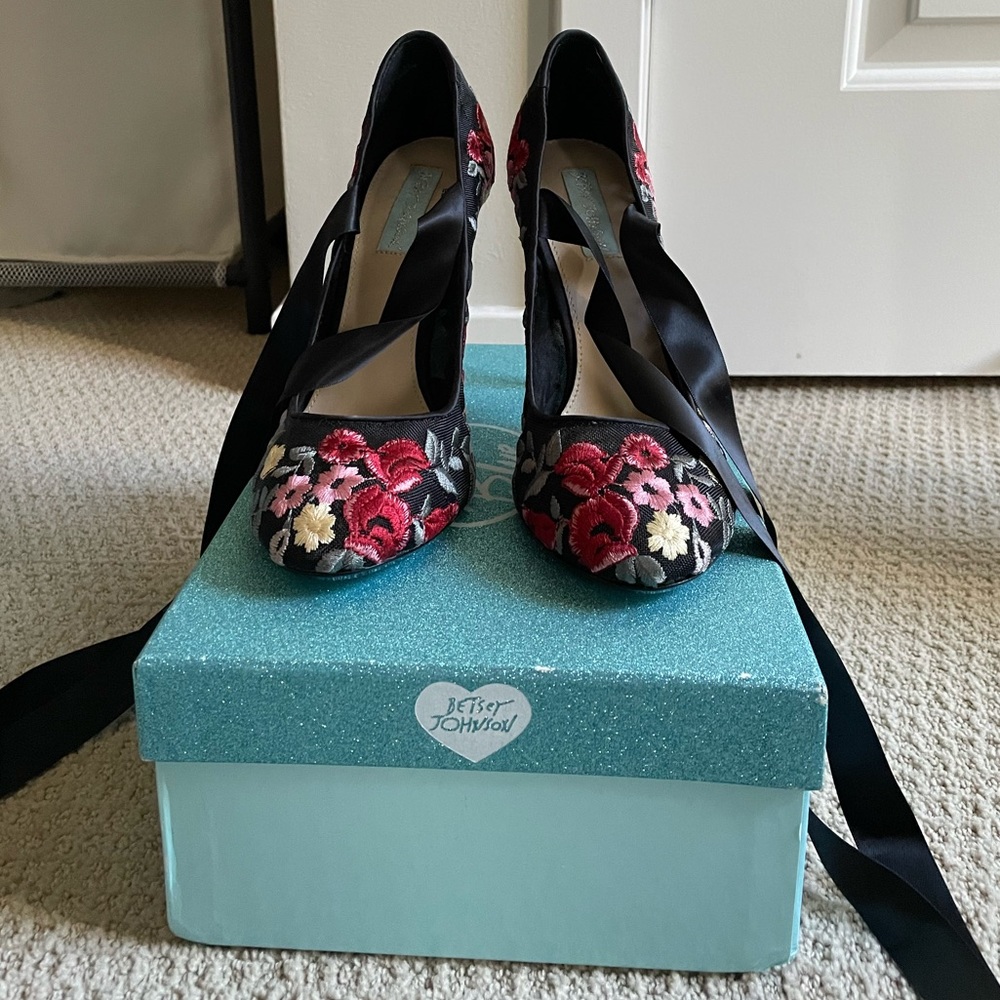 Betsy Johnson 7.5 black floral embroidery ribbon tie heels